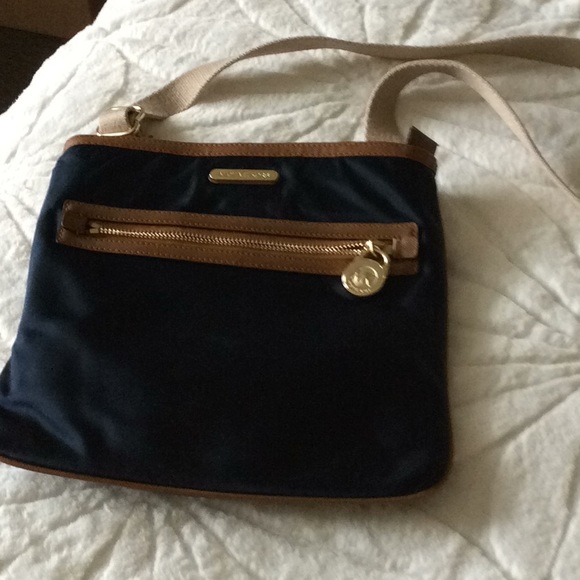 Michael Kors Handbags - AUTHENTIC LIKE NEW MICHAEL KORS CROSSBODY Michael Kors Handbags - AUTHENTIC LIKE NEW MICHAEL KORS CROSSBODY